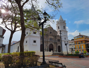 Experiences in Casco Antiguo: The Cathedral Plaza and the Interoceanic Canal Museum